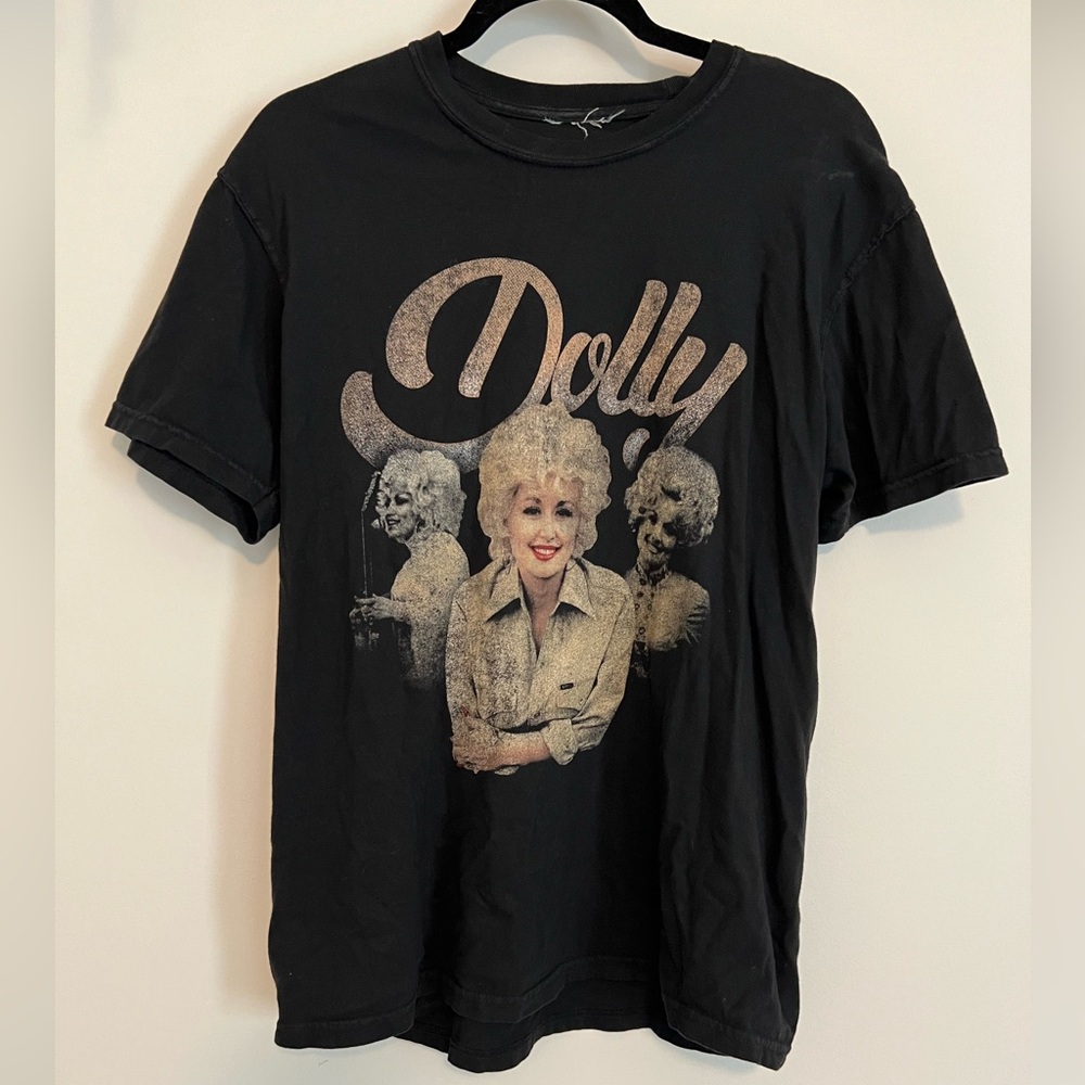 Dolly Parton size medium black graphic t shirt